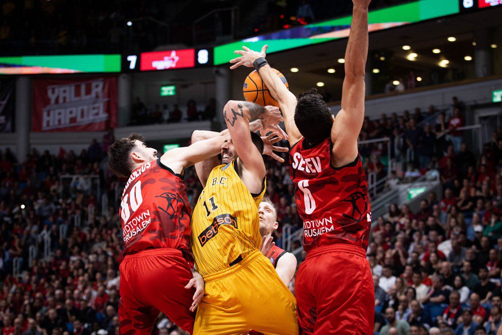 El Hapoel apacigua la remontada del AEK, 64-55 (1-0)