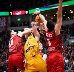 El Hapoel apacigua la remontada del AEK, 64-55 (1-0)