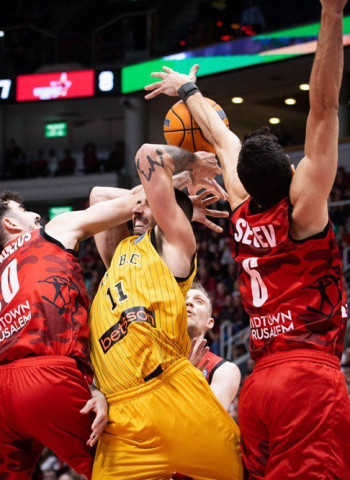 El Hapoel apacigua la remontada del AEK, 64-55 (1-0)