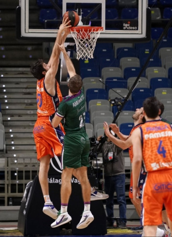 Valencia Basket visita la pista del Unicaja en un duelo directo en la lucha por estar en la Copa