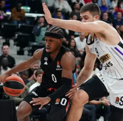 París sigue ganando partidos, 74-71