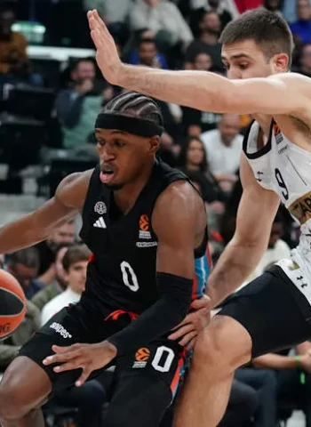 París sigue ganando partidos, 74-71