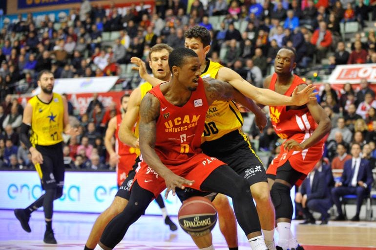 El UCAM Murcia sigue firme (74-72)