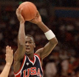 Michael Jordan, del primer al último baile (8): KO ante Steve Alford y Mike Giomi, visto por Julbe en la discoteca Titus