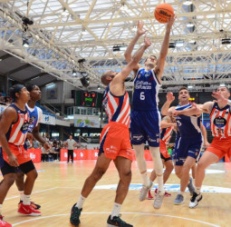 Triunfo del Valencia Basket ante el Leyma Coruña en la semifinal del torneo EncestaRías (85-108)