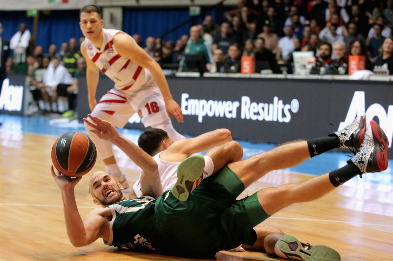 El Panathinaikos se mete en playoffs a ritmo de un Calathes total (83-95)