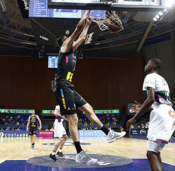 Un Fitipaldo imperial destroza a Unicaja Malaga (87-82)