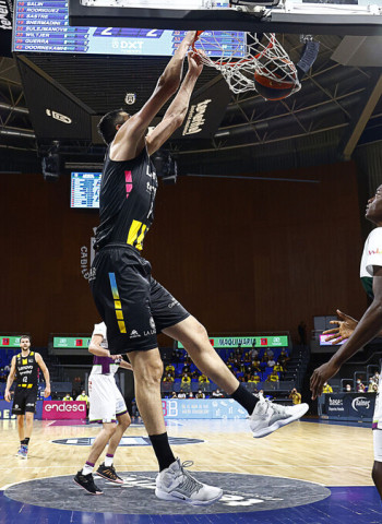 Un Fitipaldo imperial destroza a Unicaja Malaga (87-82)
