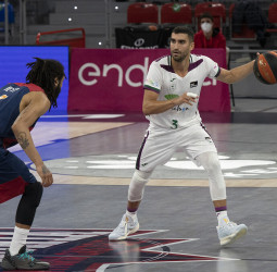 El Unicaja vence en Vitoria y se engancha al Playoff (70-79)