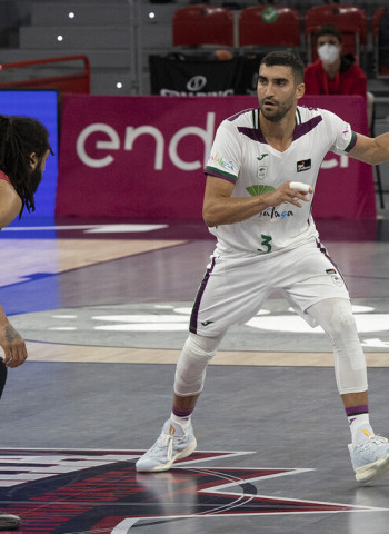 El Unicaja vence en Vitoria y se engancha al Playoff (70-79)