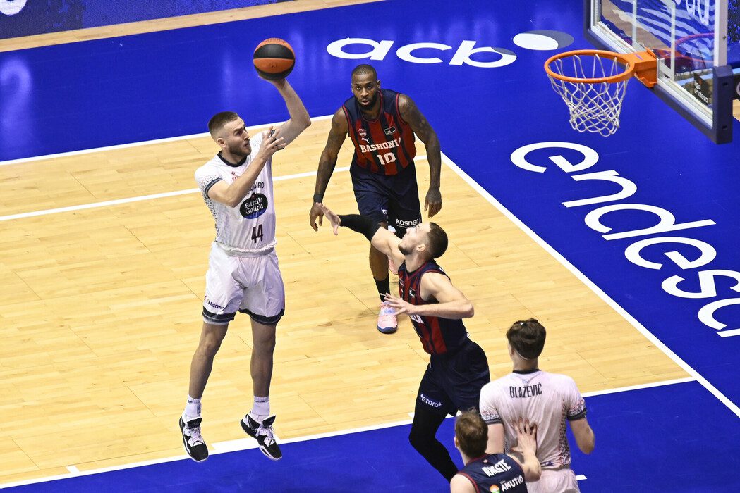 Jordan se lleva el duelo de Howards en una fantástica segunda pŕorroga (108-95)