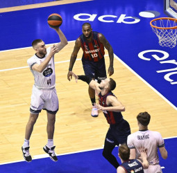 Jordan se lleva el duelo de Howards en una fantástica segunda pŕorroga (108-95)
