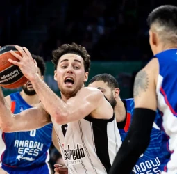 Virtus Bolonia supera al Anadolu Efes y se jugará contra el Baskonia la última plaza del playoffs, 64-67