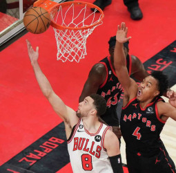 Chicago vence a Toronto y sueña con los playoffs, 109-105