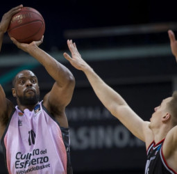 La defensa del Valencia sella en Vilnius el pase a semifinales (56-71)