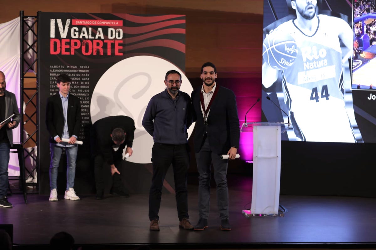 El jugador del Monbus Obradoiro, Pepe Pozas, premiado como Mejor Deportista de 2019 en la IV Gala do Deporte del Concello de Santiago