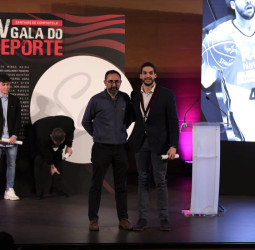 El jugador del Monbus Obradoiro, Pepe Pozas, premiado como Mejor Deportista de 2019 en la IV Gala do Deporte del Concello de Santiago