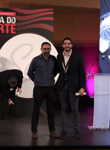 El jugador del Monbus Obradoiro, Pepe Pozas, premiado como Mejor Deportista de 2019 en la IV Gala do Deporte del Concello de Santiago