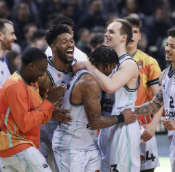 Un triple mágico de Chris Jones sentencia en el OAKA, 91-92