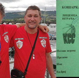 El primer entrenador de Jokic, Sinisa Savovic, en el campus 'Triple' de Pontedeume