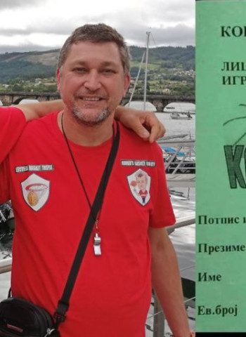 El primer entrenador de Jokic, Sinisa Savovic, en el campus 'Triple' de Pontedeume