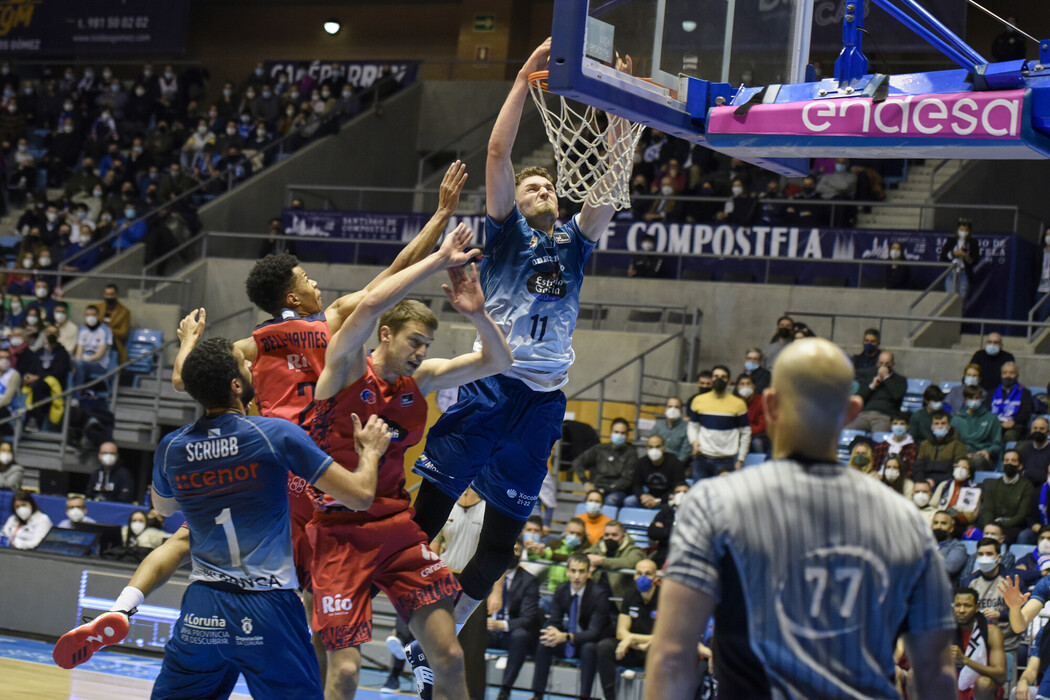 El Monbus Obradoiro se lleva "o derbi" de forma clara (100-83)