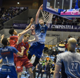 El Monbus Obradoiro se lleva "o derbi" de forma clara (100-83)