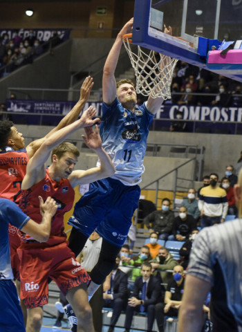 El Monbus Obradoiro se lleva "o derbi" de forma clara (100-83)