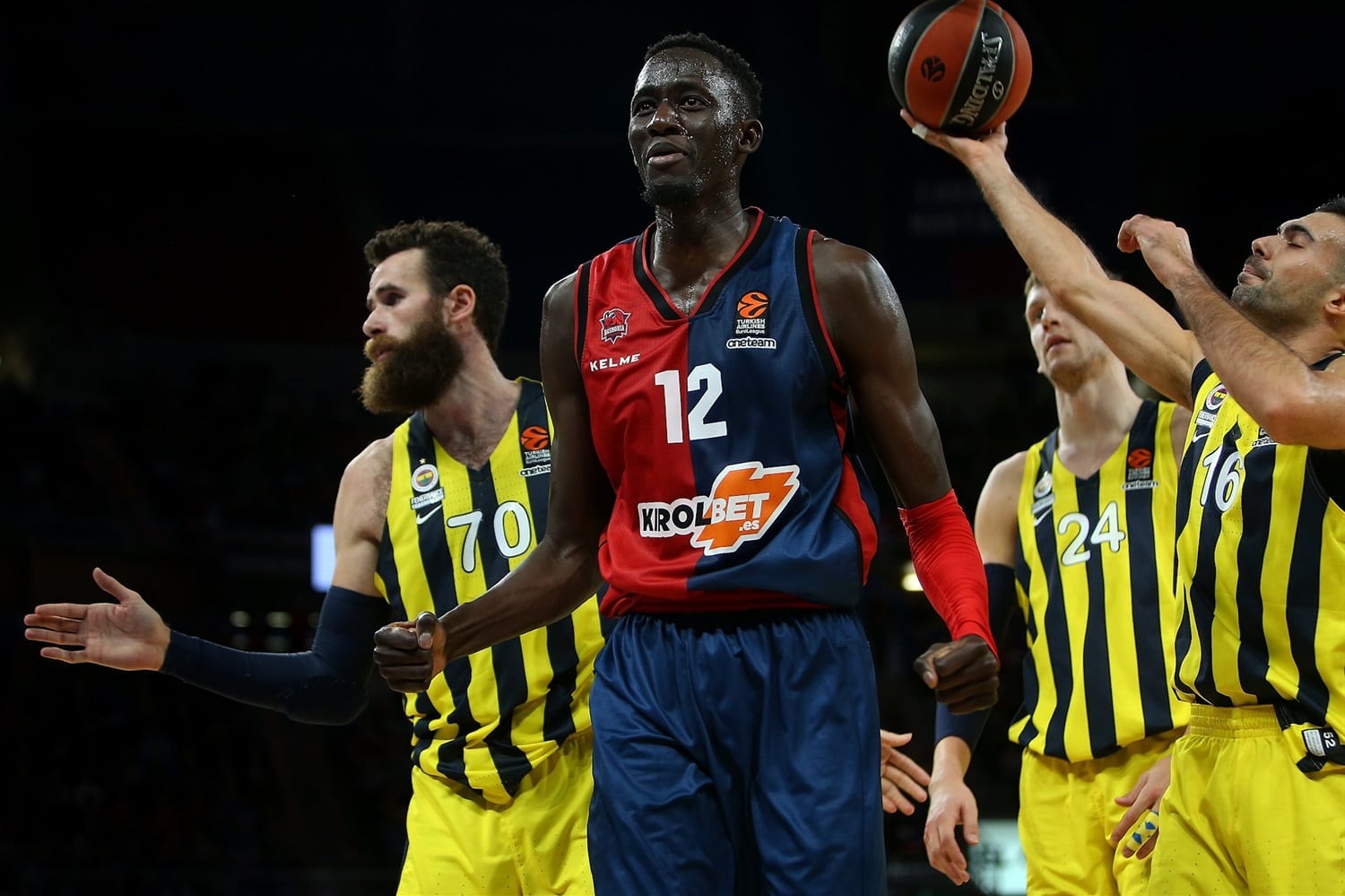 El Baskonia ata la renovación de Diop y negocia las de Dragic y Garino