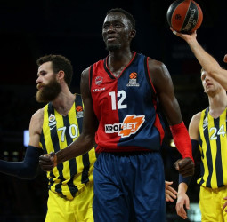 El Baskonia ata la renovación de Diop y negocia las de Dragic y Garino