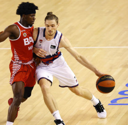 El BAXI Manresa se impone al Baskonia gracias a la defensa (74-67)