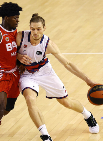 El BAXI Manresa se impone al Baskonia gracias a la defensa (74-67)