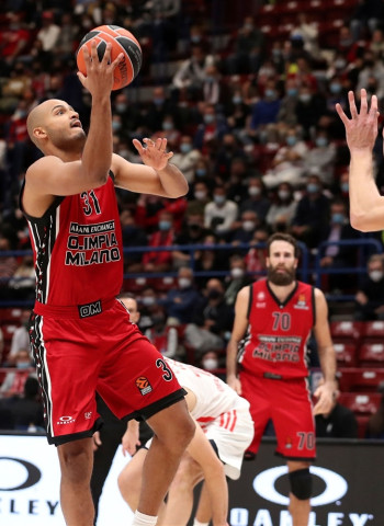 Armani Milán mantiene su paso firme y se coloca líder (79-62)