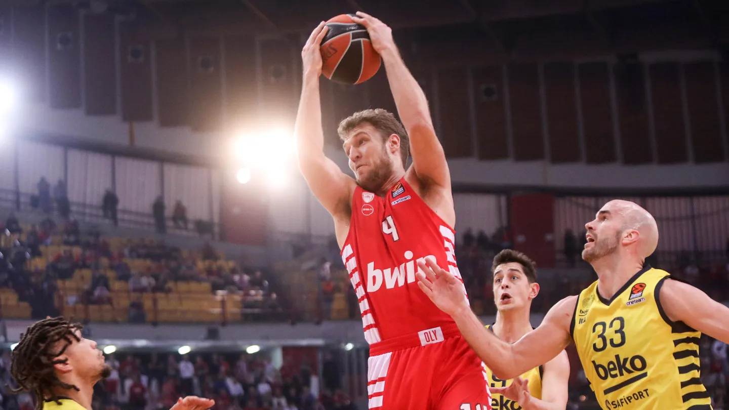 Vezenkov lleva al Olympiacos a una contundente victoria sobre el Fenerbahce, 94-67
