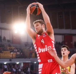 Vezenkov lleva al Olympiacos a una contundente victoria sobre el Fenerbahce, 94-67