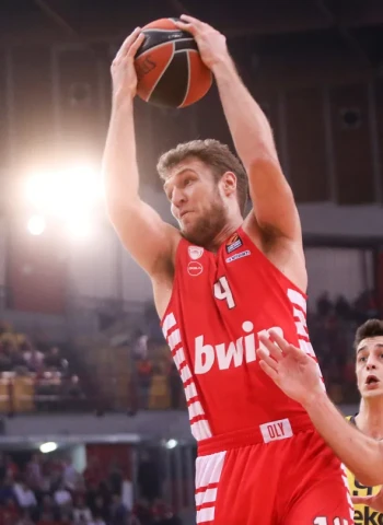 Vezenkov lleva al Olympiacos a una contundente victoria sobre el Fenerbahce, 94-67