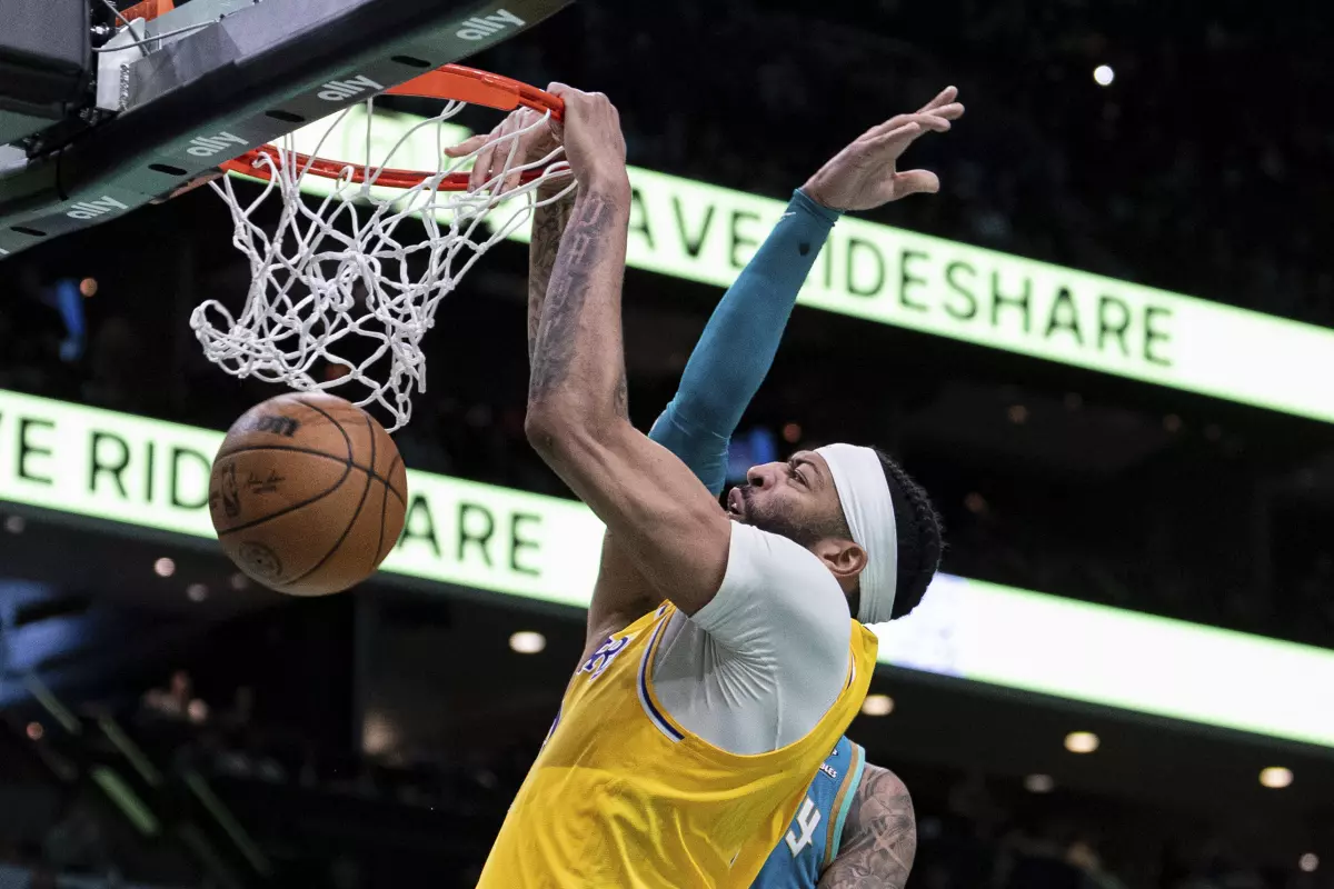 Anthony Davis pasa como un ciclón por Carolina del Norte