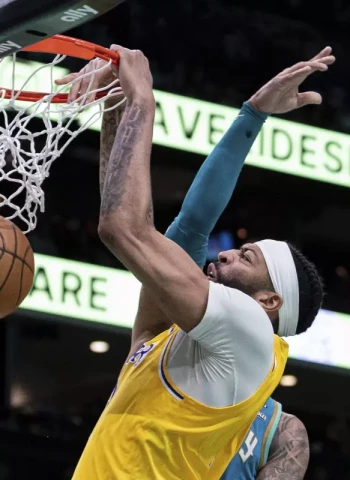 Anthony Davis pasa como un ciclón por Carolina del Norte