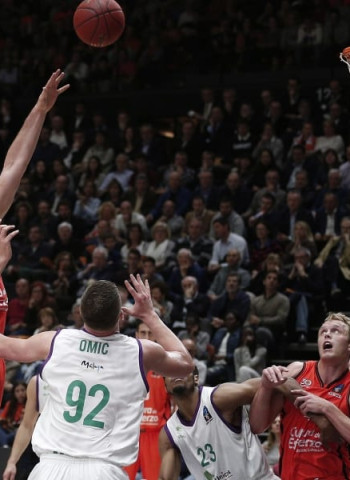 Valencia Basket golpea primero (68-62) y pone el 1-0