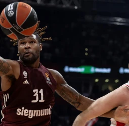Estrella Roja remonta y vence al Bayern, 74-68