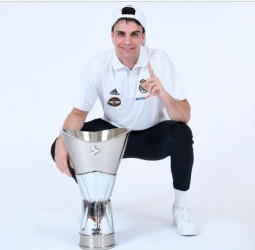 El Real Madrid anuncia la renovación de Carlos Alocén