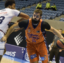 El Valencia se lleva un cara o cruz con suspense ante el Monbus Obradoiro (77-78)