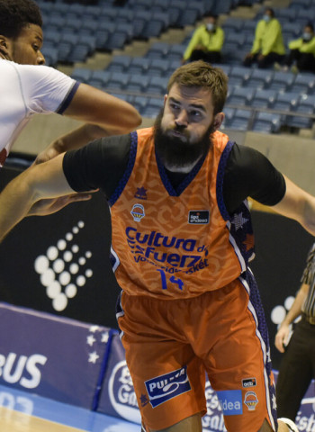 El Valencia se lleva un cara o cruz con suspense ante el Monbus Obradoiro (77-78)