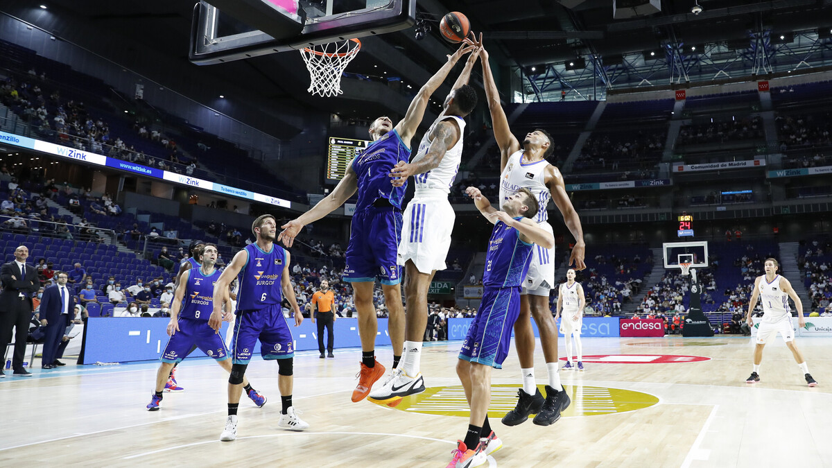 El Real Madrid sufre para apuntarse la primera victoria (70-63)