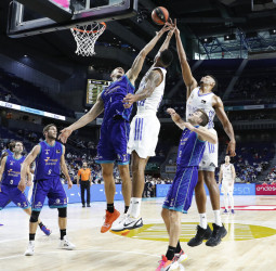 El Real Madrid sufre para apuntarse la primera victoria (70-63)