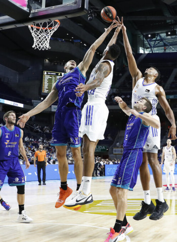 El Real Madrid sufre para apuntarse la primera victoria (70-63)