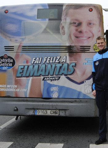 El jugador del Monbus Obradoiro, Eimantas Bendzius, invita a los últimos aficionados a abonarse desde su autobús