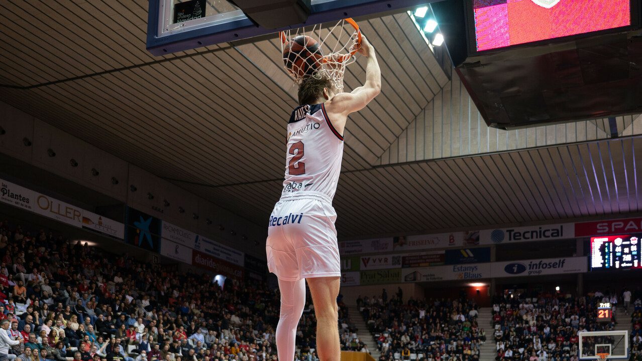 El Básquet Girona encadena su cuarta derrota consecutiva ante el Baskonia, 85-93