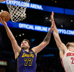 Los Lakers engrasan sus piezas, 98-104