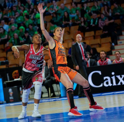 La vieja guardia certifica el pase a semis al Spar CityLif Girona (52-49)